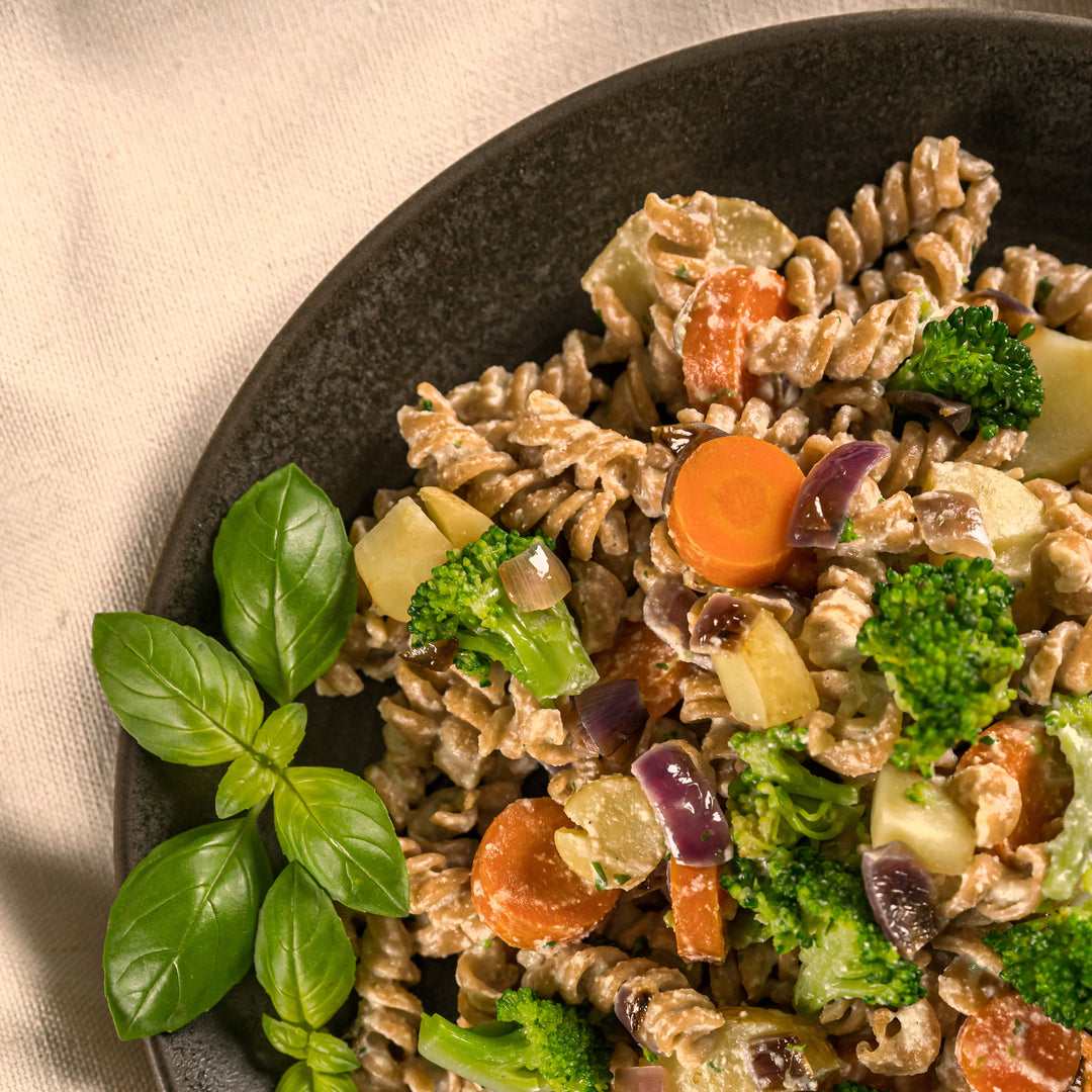Dinkelvollkornpasta mit buntem Gemüse in Cashewcreme-Sauce (Bio)