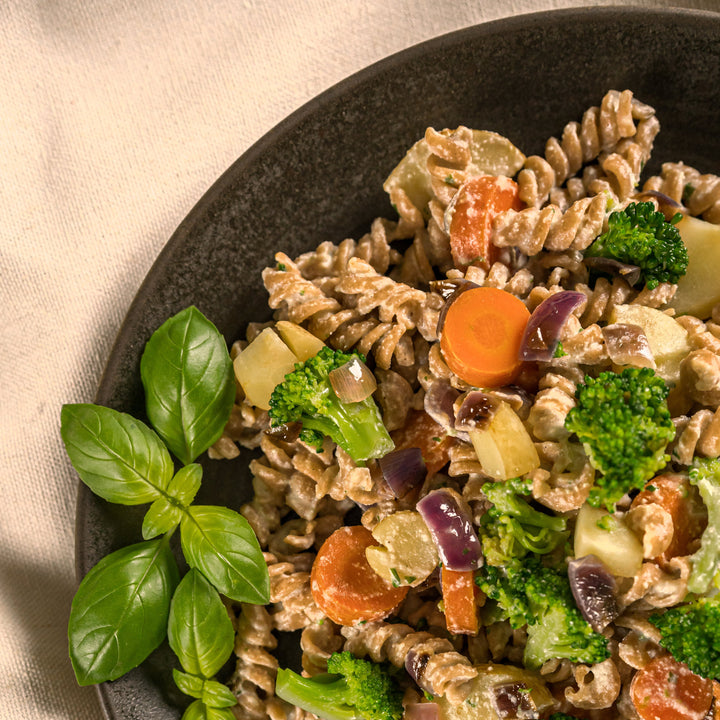 Dinkelvollkornpasta mit buntem Gemüse in Cashewcreme-Sauce (Bio)