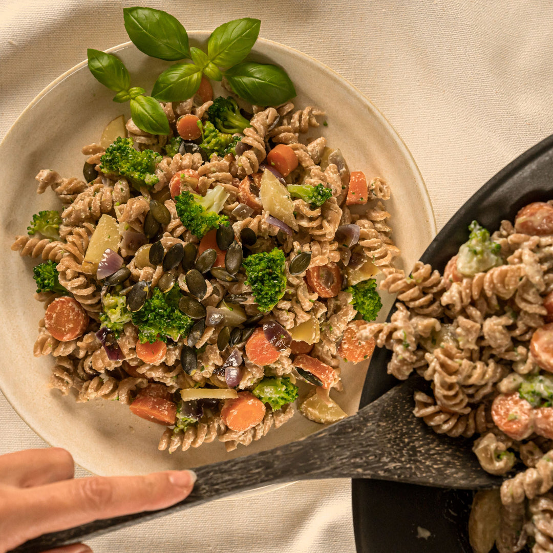 Dinkelvollkornpasta mit buntem Gemüse in Cashewcreme-Sauce (Bio)