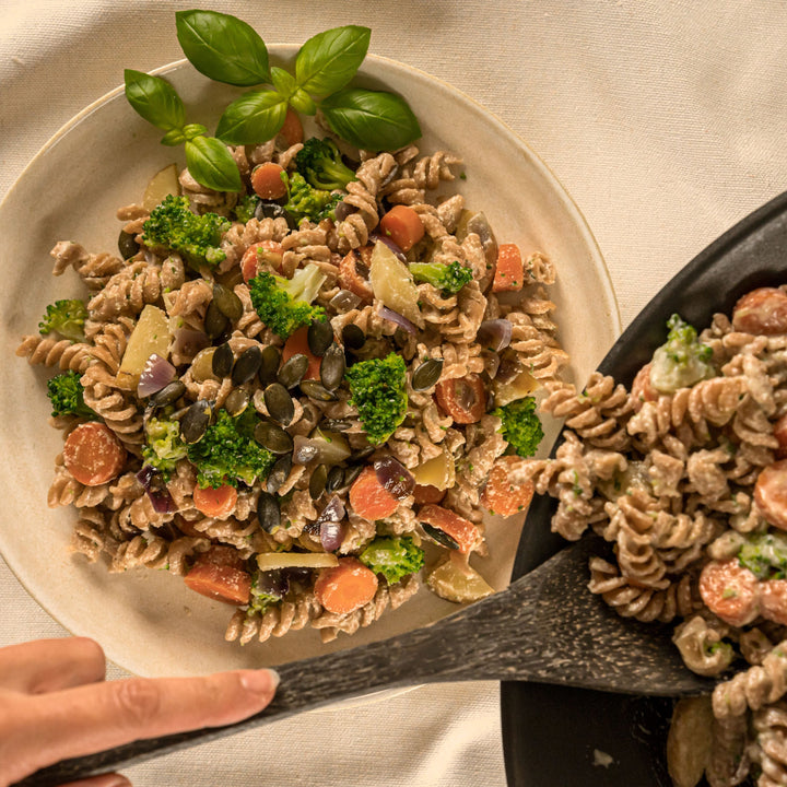 Dinkelvollkornpasta mit buntem Gemüse in Cashewcreme-Sauce (Bio)